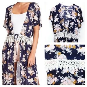 Melrose and Market Short Sleeve Walkthru Tunic. G6